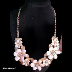 Statement necklace with flowers off white creme